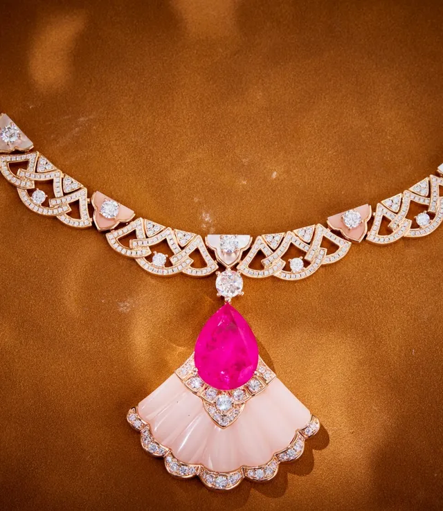 Van Cleef & Arpels Colar Pingente de Ouro Rosa em Forma de Leque com Trama Aberta 5
