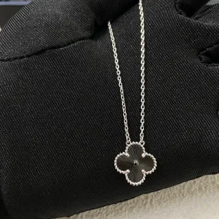 Van Cleef & Arpels Alhambra طلاء أسود كلفر ذو أوراق أربعة قلادة