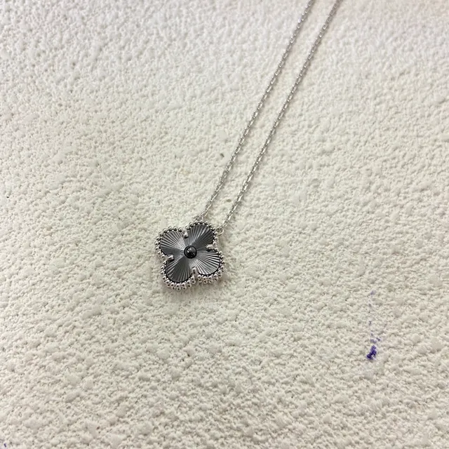 Van Cleef & Arpels Alhambra طلاء أسود كلفر ذو أوراق أربعة قلادة 4