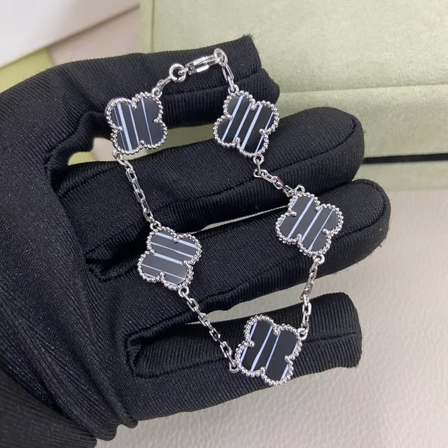 Van Cleef & Arpels Alhambra Pulseira de Ouro Preto com Charms de Trébol de Quatro Folhas Esmaltado Listrado 3