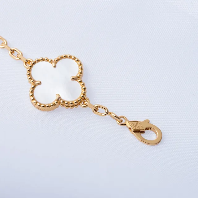 Van Cleef & Arpels Alhambra Five Motif لؤلؤ أبيض سوار ذهبي 2