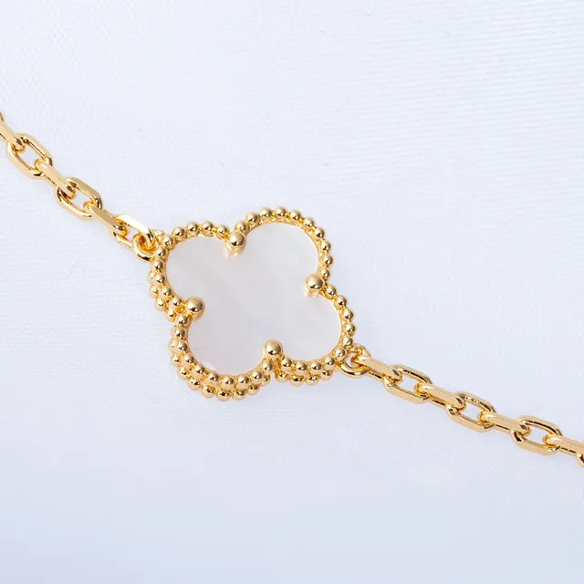 Van Cleef & Arpels Alhambra Five Motif لؤلؤ أبيض سوار ذهبي 3