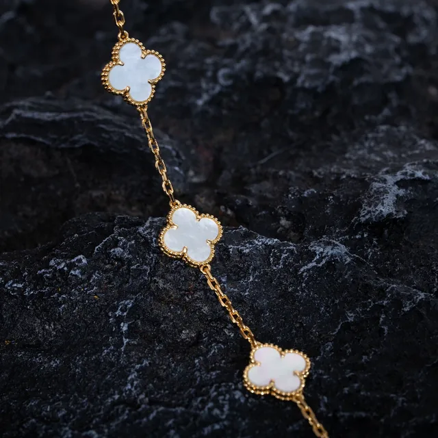 Van Cleef & Arpels Alhambra Five Motif لؤلؤ أبيض سوار ذهبي 4
