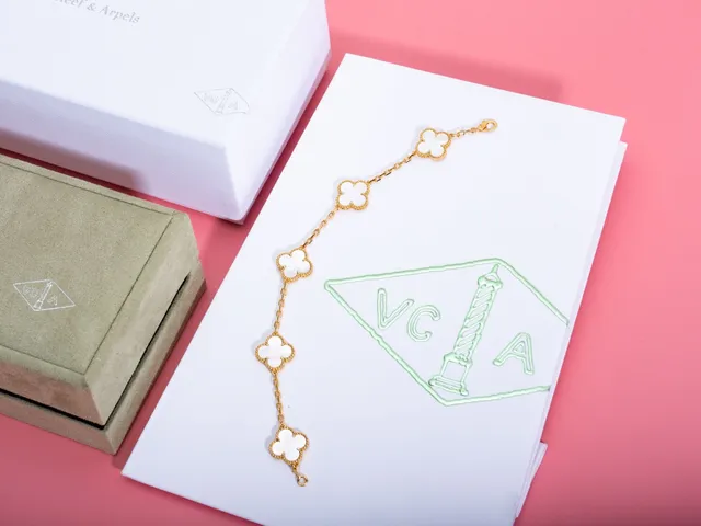 Van Cleef & Arpels Alhambra Five Motif لؤلؤ أبيض سوار ذهبي 5