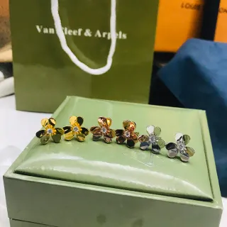 Van Cleef & Arpels Alhambra أقراط زهور ستد