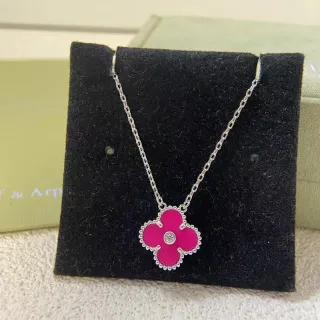 Van Cleef & Arpels ألھامبرا طلاء فوشيا كلفر ذو أوراق أربعة قلادة