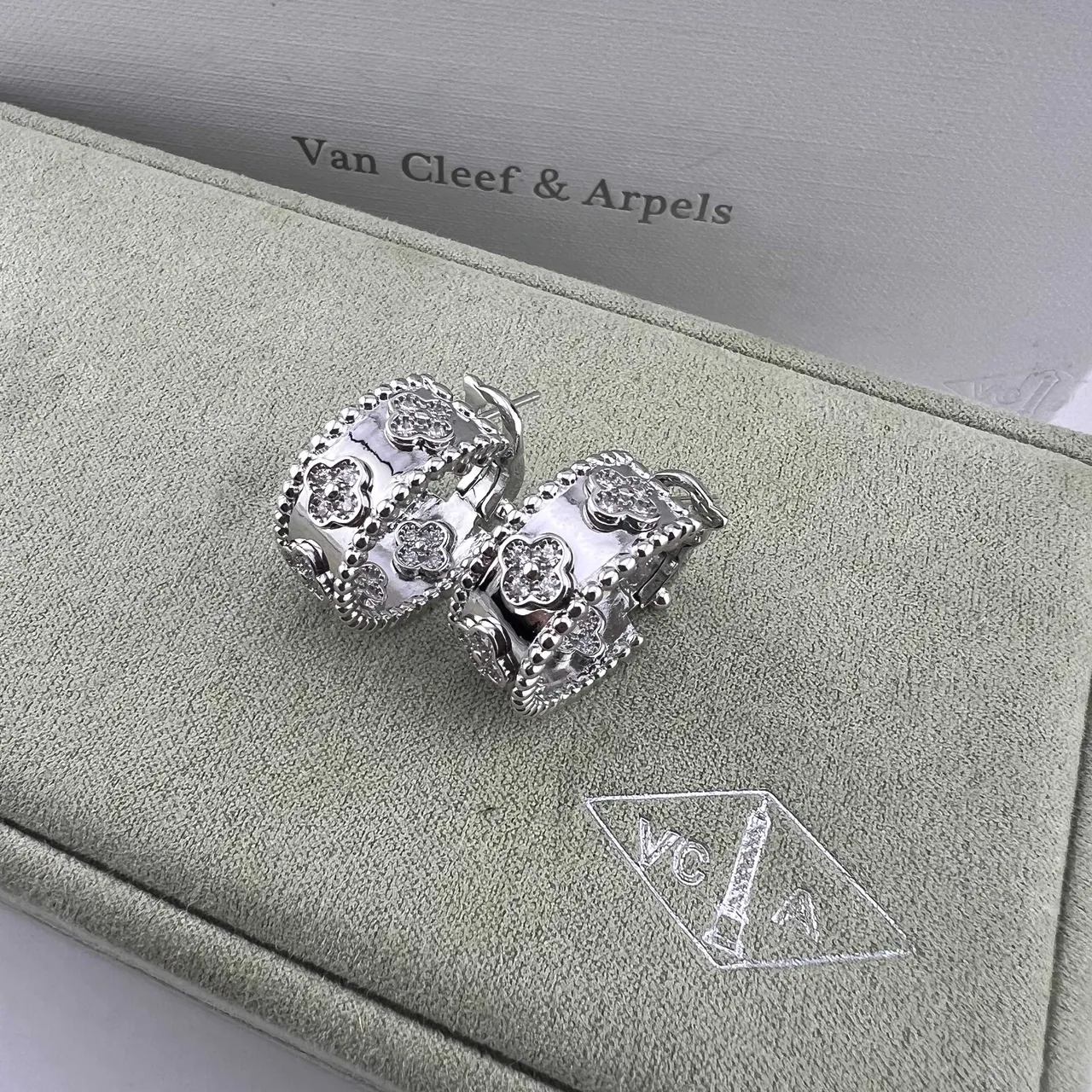 Van Cleef & Arpels Alhambra Bague à bande large motif trèfle or argent 3