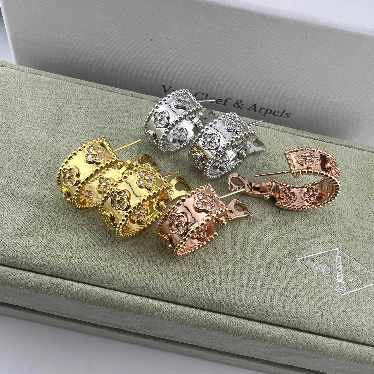 Van Cleef & Arpels Alhambra Bague à bande large motif trèfle or argent 6