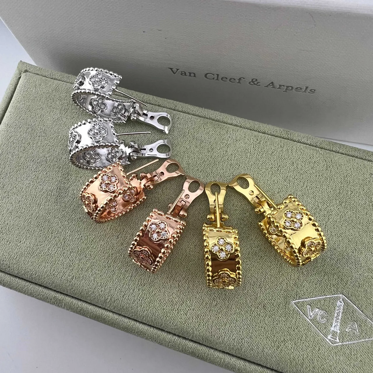 Van Cleef & Arpels Alhambra Bague à bande large motif trèfle or argent 7