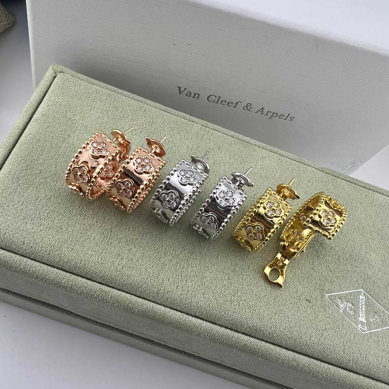 Van Cleef & Arpels Alhambra Bague à bande large motif trèfle or argent 8
