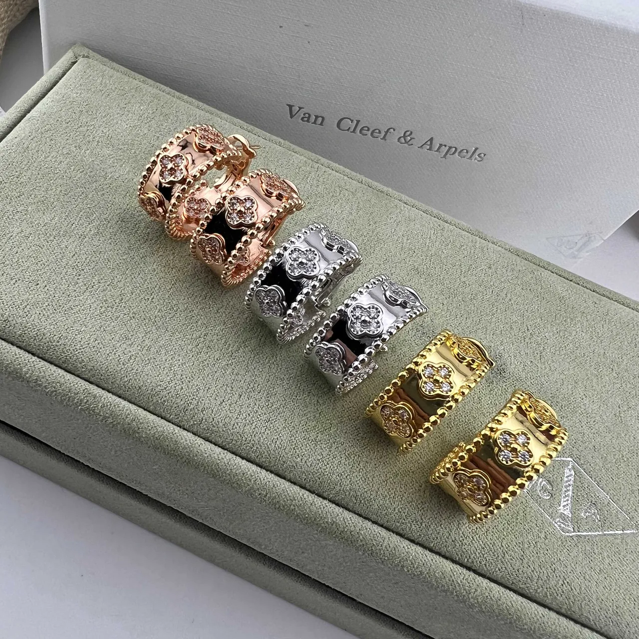 Van Cleef & Arpels Alhambra Bague à bande large motif trèfle or argent 9