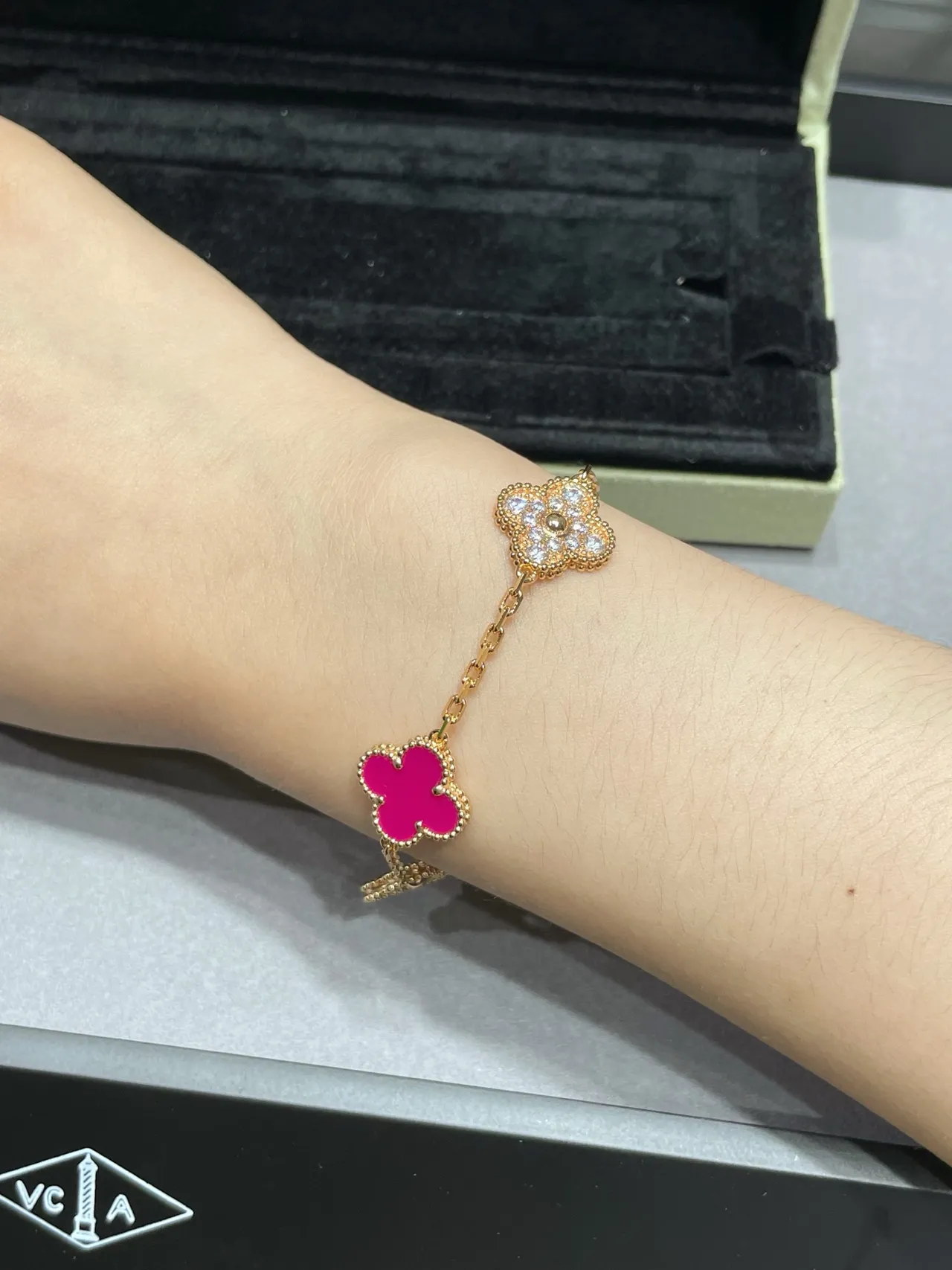 Van Cleef & Arpels Alhambra Bracelet en émail rose et diamants 3