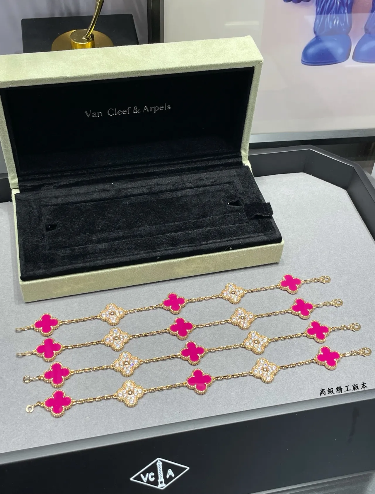 Van Cleef & Arpels Alhambra Bracelet en émail rose et diamants 8