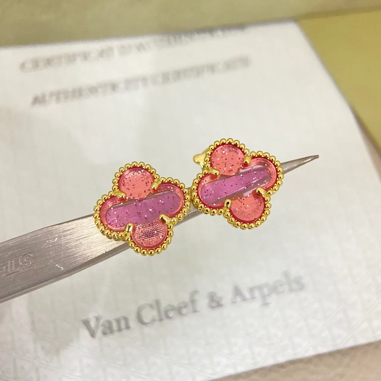 Van Cleef & Arpels Alhambra Boucles d'oreilles en Résine Trèfle à Quatre Feuilles Rose Rouge 3
