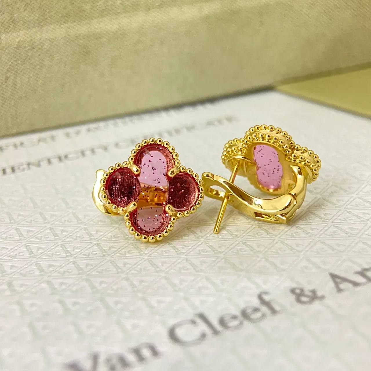 Van Cleef & Arpels Alhambra Boucles d'oreilles en Résine Trèfle à Quatre Feuilles Rose Rouge 4