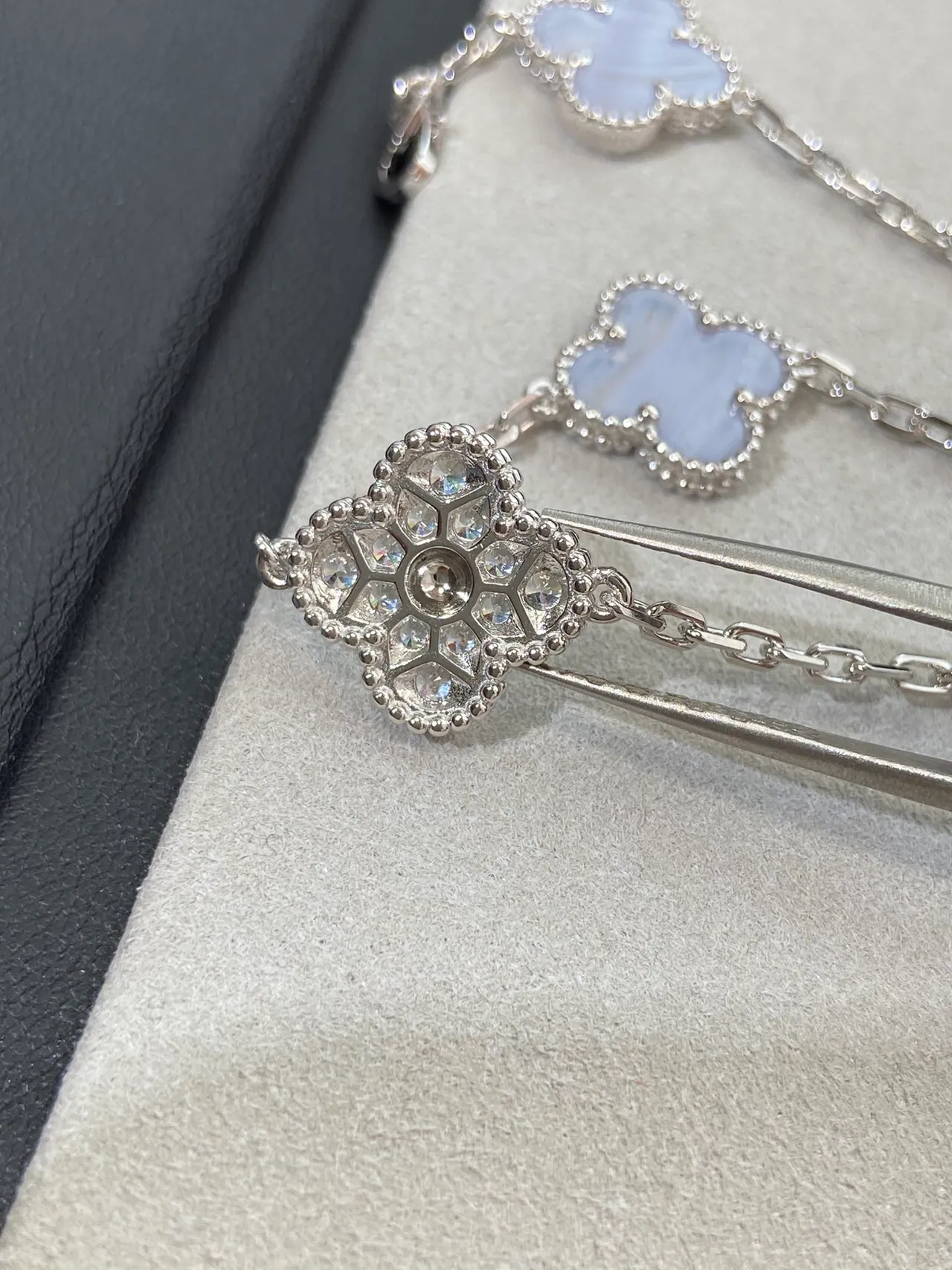 Van Cleef & Arpels Alhambra Argent Violet Trèfle à Quatre Feuilles Motifs Détail de Borda avec Perles Bracelet 2