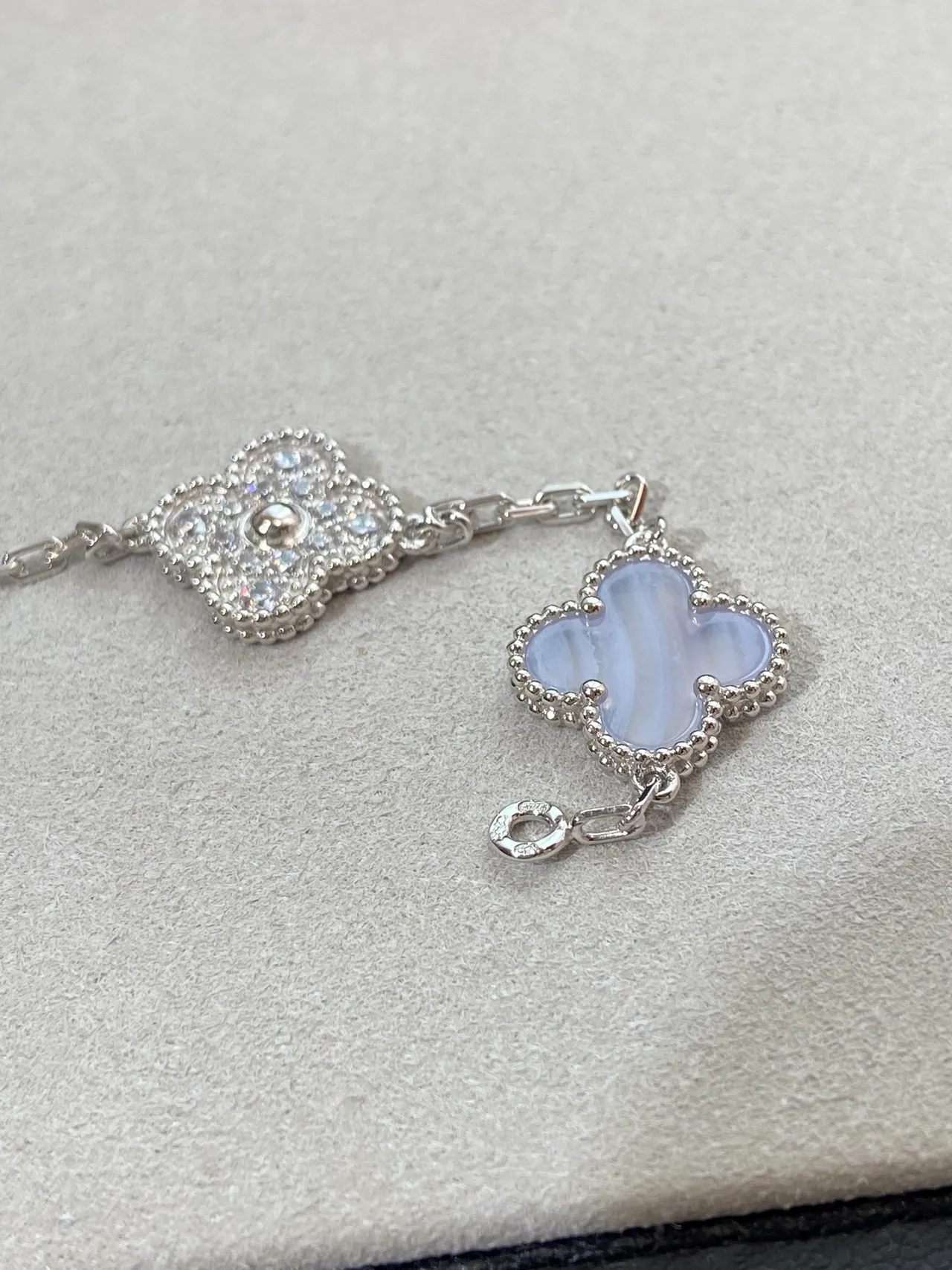 Van Cleef & Arpels Alhambra Argent Violet Trèfle à Quatre Feuilles Motifs Détail de Borda avec Perles Bracelet 3