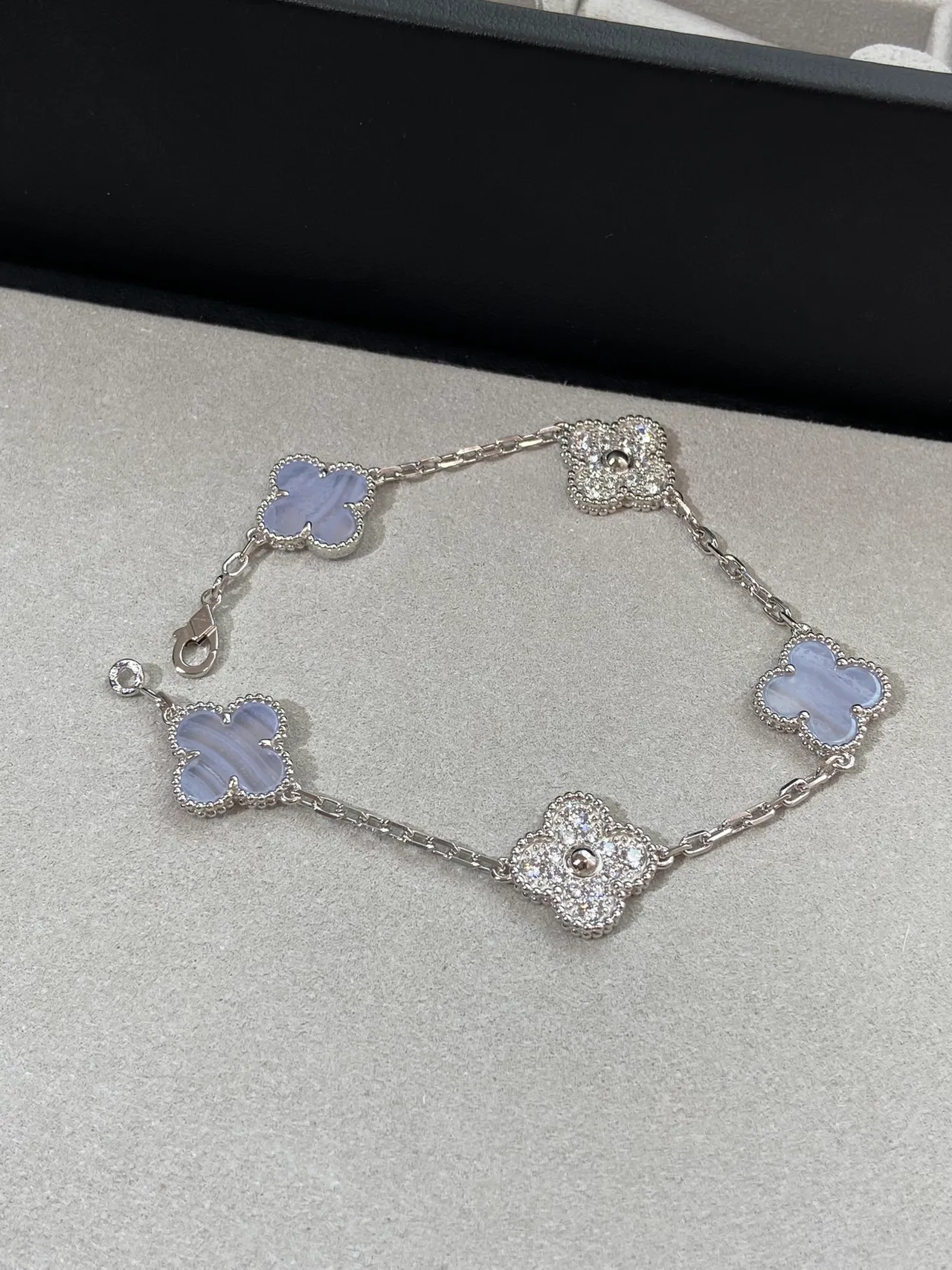 Van Cleef & Arpels Alhambra Argent Violet Trèfle à Quatre Feuilles Motifs Détail de Borda avec Perles Bracelet 9