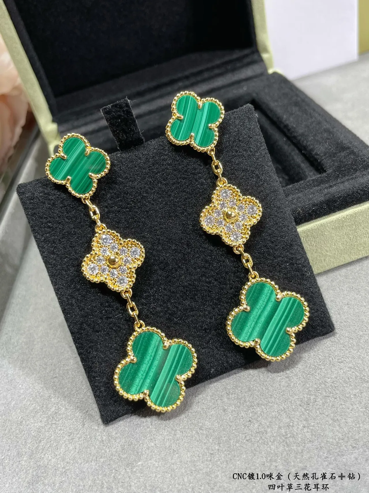 Van Cleef & Arpels Alhambra Trois-Fleurs Malaquite et Diamant Boucles d'Oreilles 4