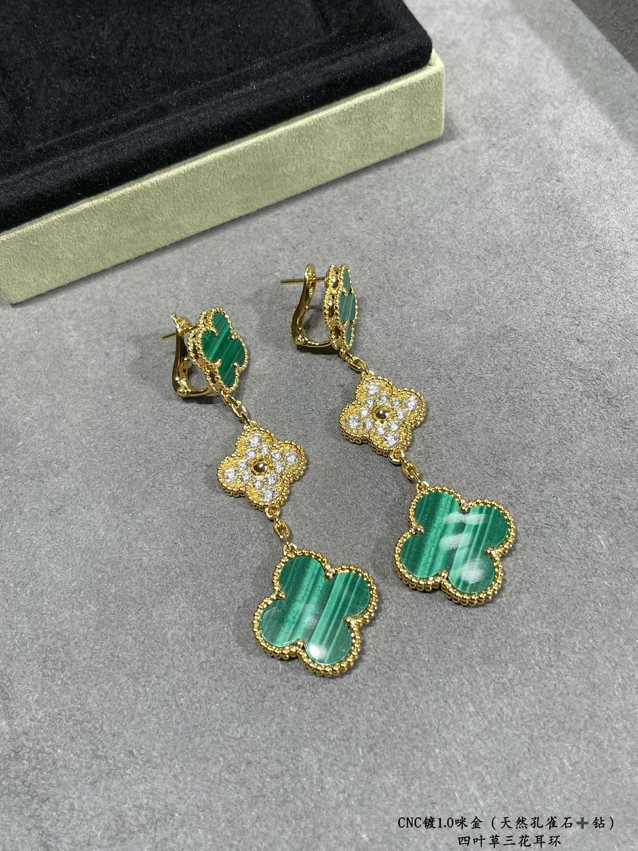 Van Cleef & Arpels Alhambra Trois-Fleurs Malaquite et Diamant Boucles d'Oreilles 6