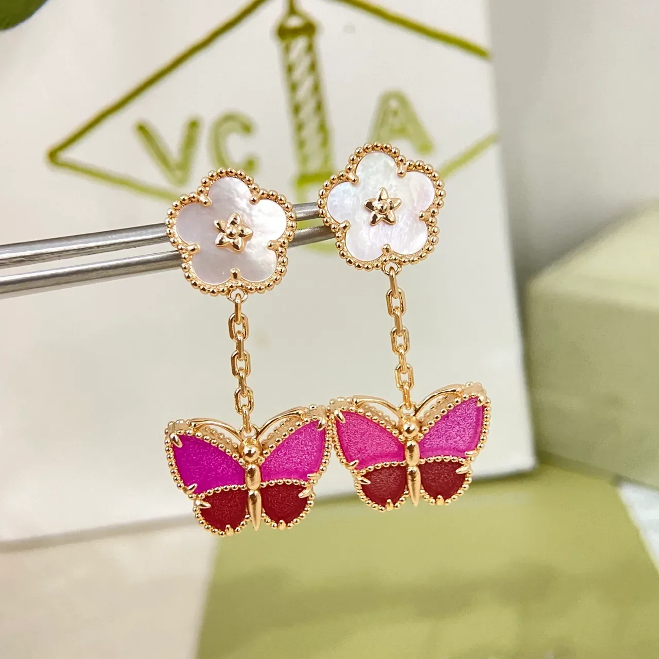 Van Cleef & Arpels Alhambra x Papillon सफेद मदर-ऑफ-पर्ल और मैजेंटा इनेमल तितली इयररिंग्स 2