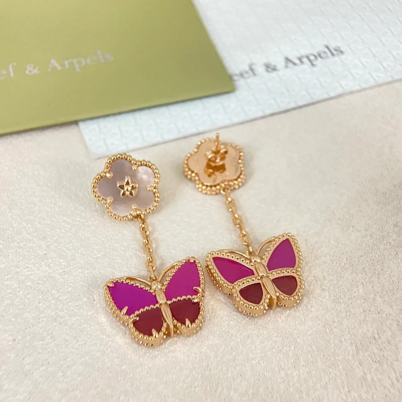 Van Cleef & Arpels Alhambra x Papillon सफेद मदर-ऑफ-पर्ल और मैजेंटा इनेमल तितली इयररिंग्स 3