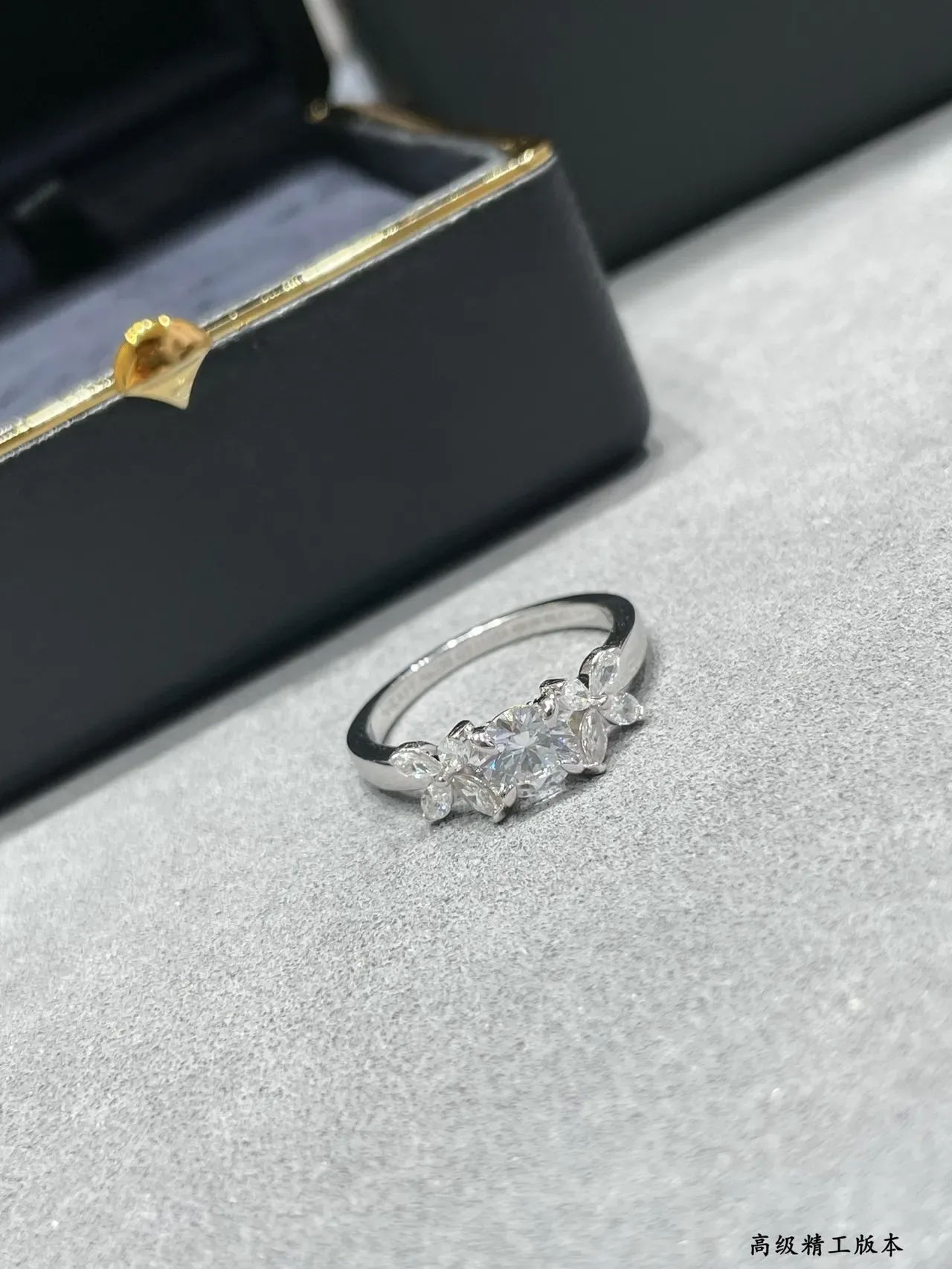 Van Cleef & Arpels Frivole نمط زهور خاتم الماس معدن أبيض 3