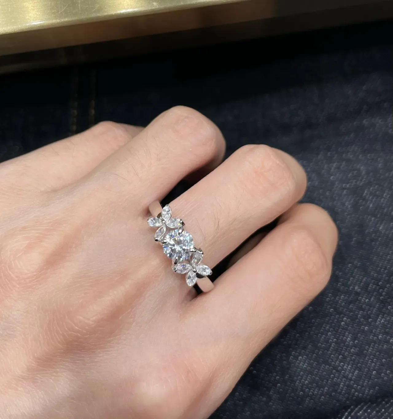 Van Cleef & Arpels Frivole نمط زهور خاتم الماس معدن أبيض 8