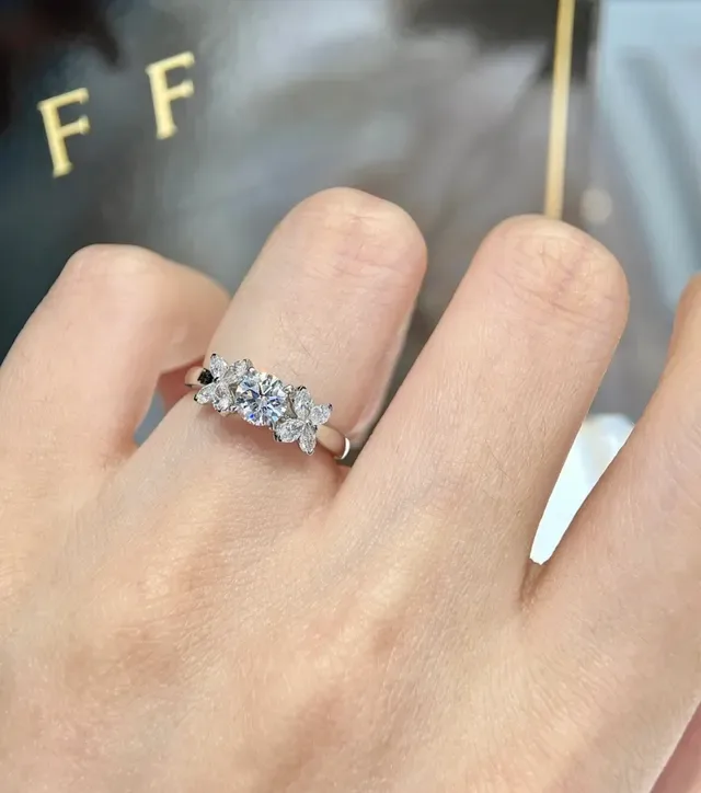 Van Cleef & Arpels Frivole نمط زهور خاتم الماس معدن أبيض 9