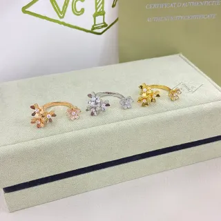 Van Cleef & Arpels خاتم ذهبي فضي بنمط زهري مماسك بالحجارة