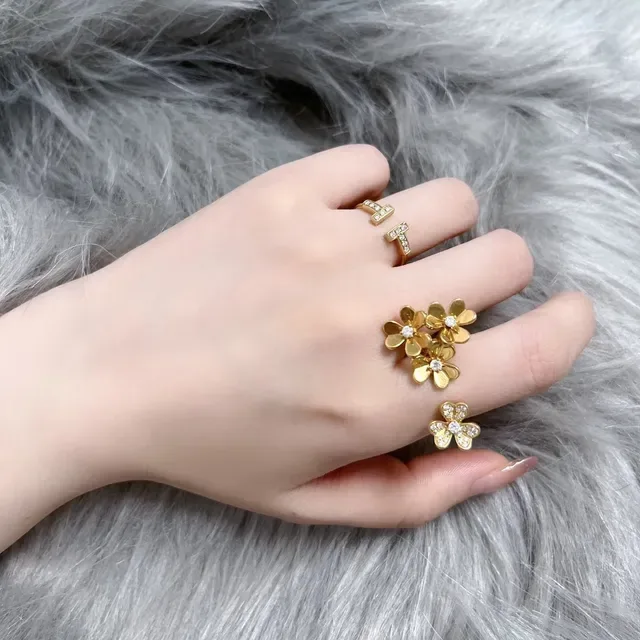 Van Cleef & Arpels Anel Motivo Floral Pavé-Set em Ouro e Prata 3