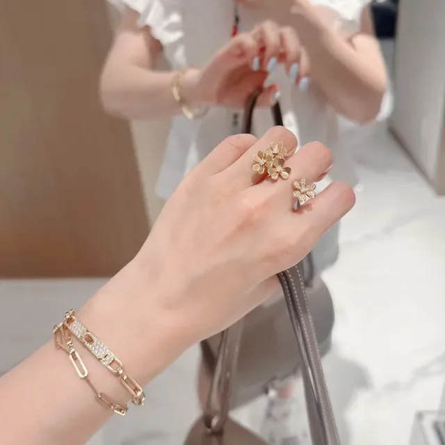 Van Cleef & Arpels Anel Motivo Floral Pavé-Set em Ouro e Prata 4