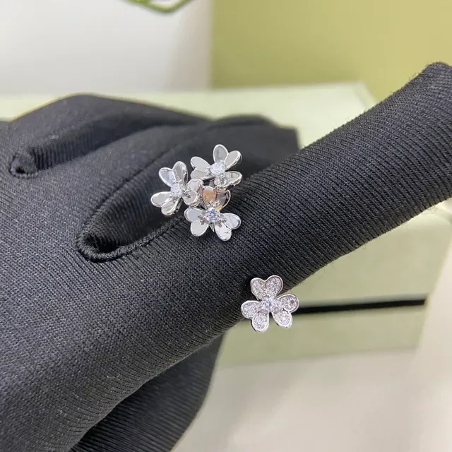 Van Cleef & Arpels Anel Motivo Floral Pavé-Set em Ouro e Prata 5