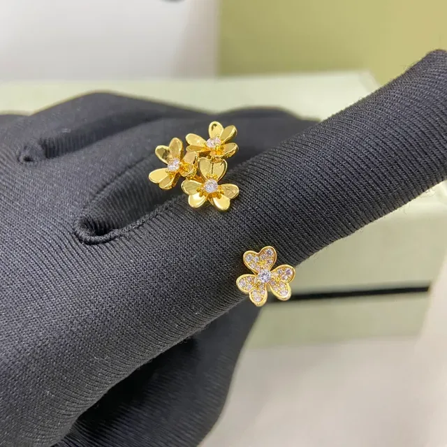 Van Cleef & Arpels Anel Motivo Floral Pavé-Set em Ouro e Prata 6