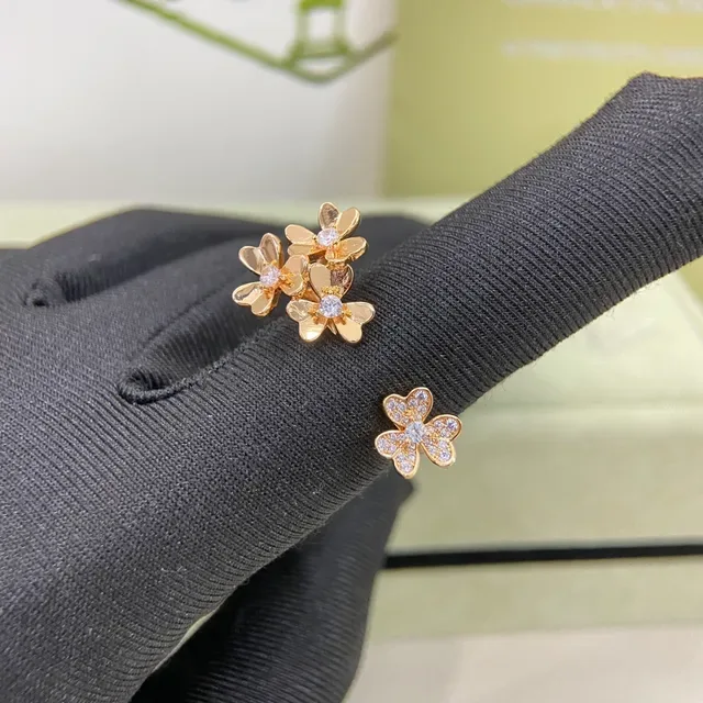Van Cleef & Arpels Anel Motivo Floral Pavé-Set em Ouro e Prata 7