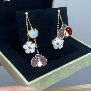 Van Cleef & Arpels أقراط معلقة بلون ذهبي من لؤلؤ الأم والمينا بنقش الخنفساء والكلوفر