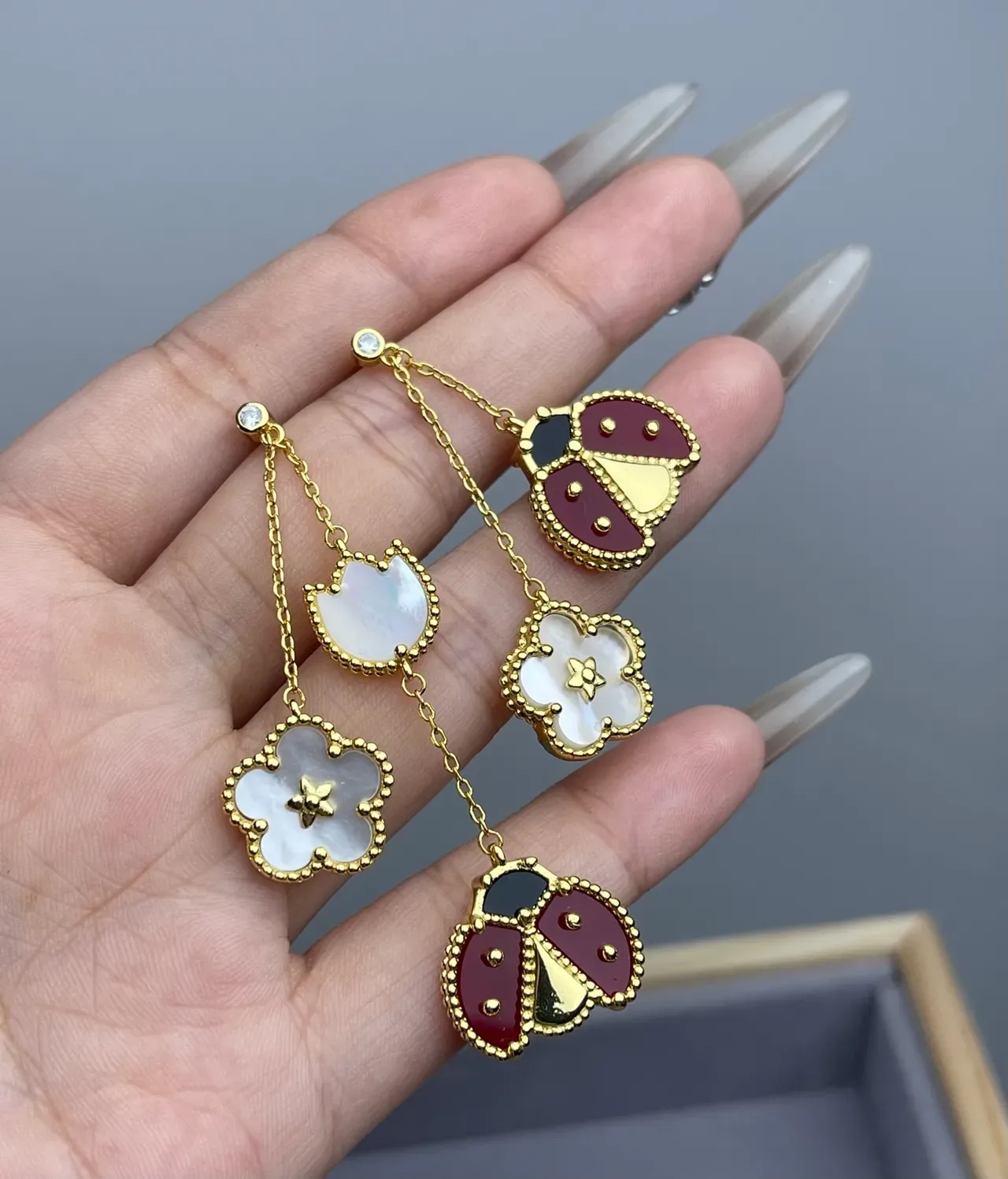 Van Cleef & Arpels 金色母贝和珐琅瓢虫四叶草坠耳环 2