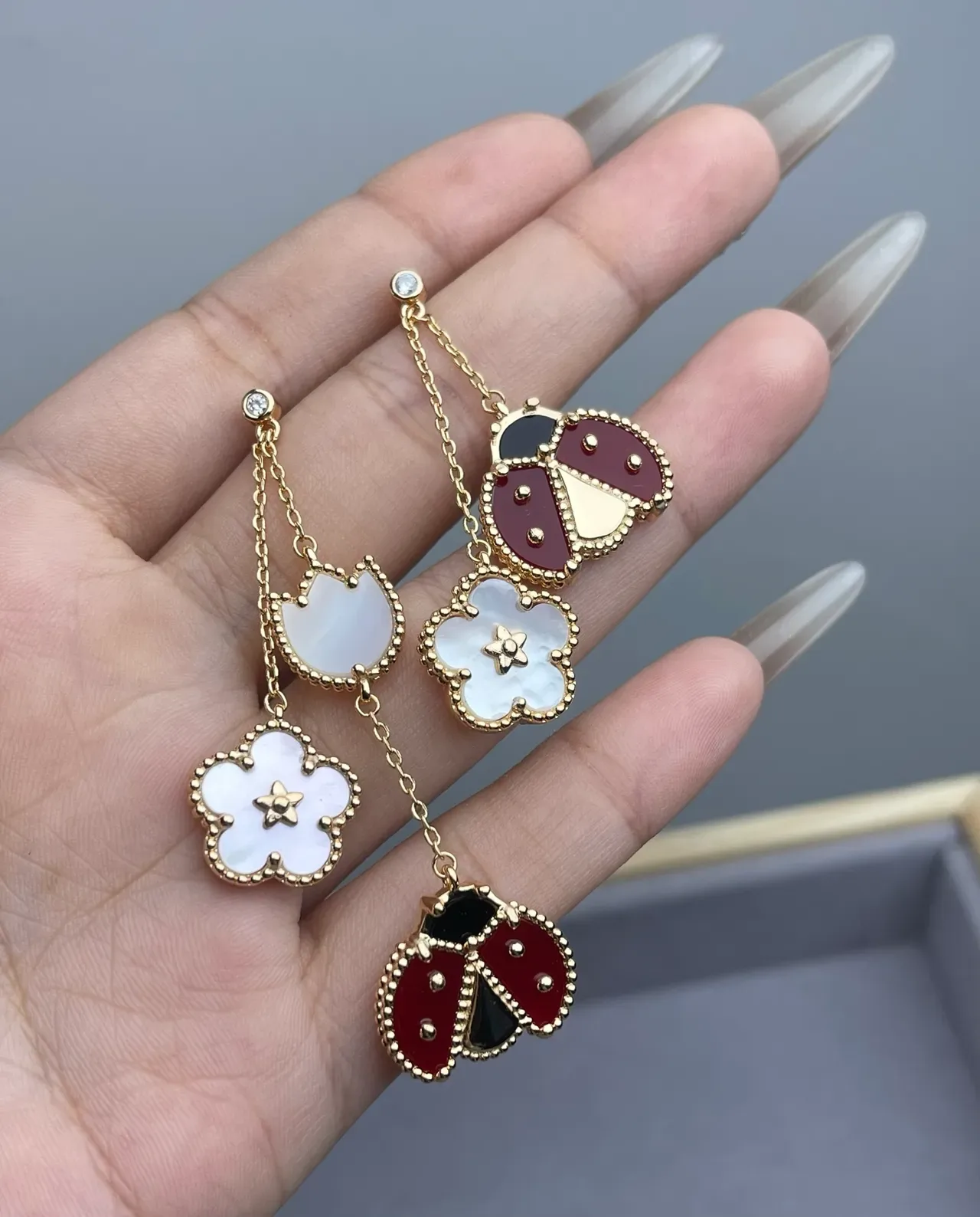 Van Cleef & Arpels 金色母贝和珐琅瓢虫四叶草坠耳环 3