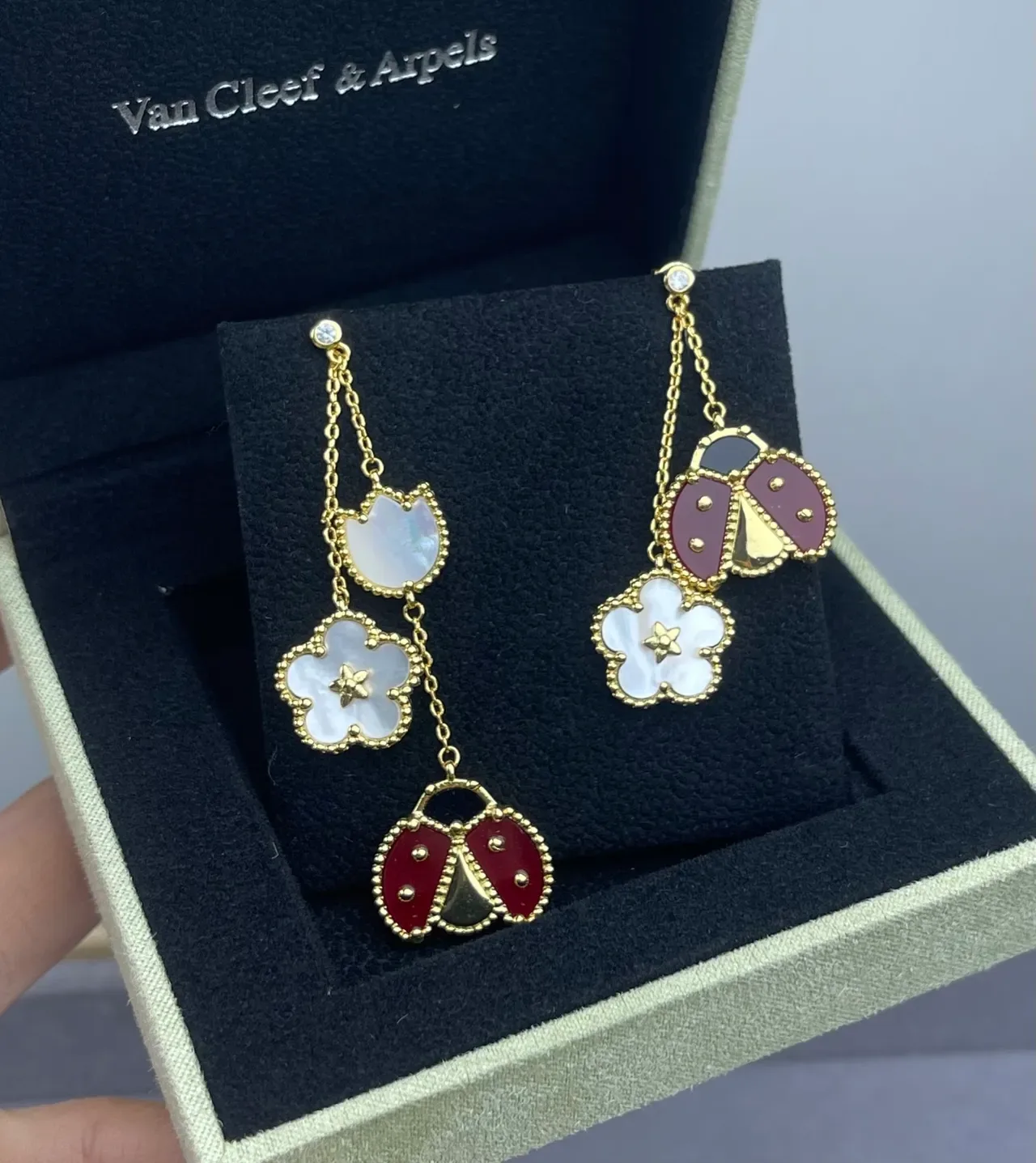 Van Cleef & Arpels 金色母贝和珐琅瓢虫四叶草坠耳环 4