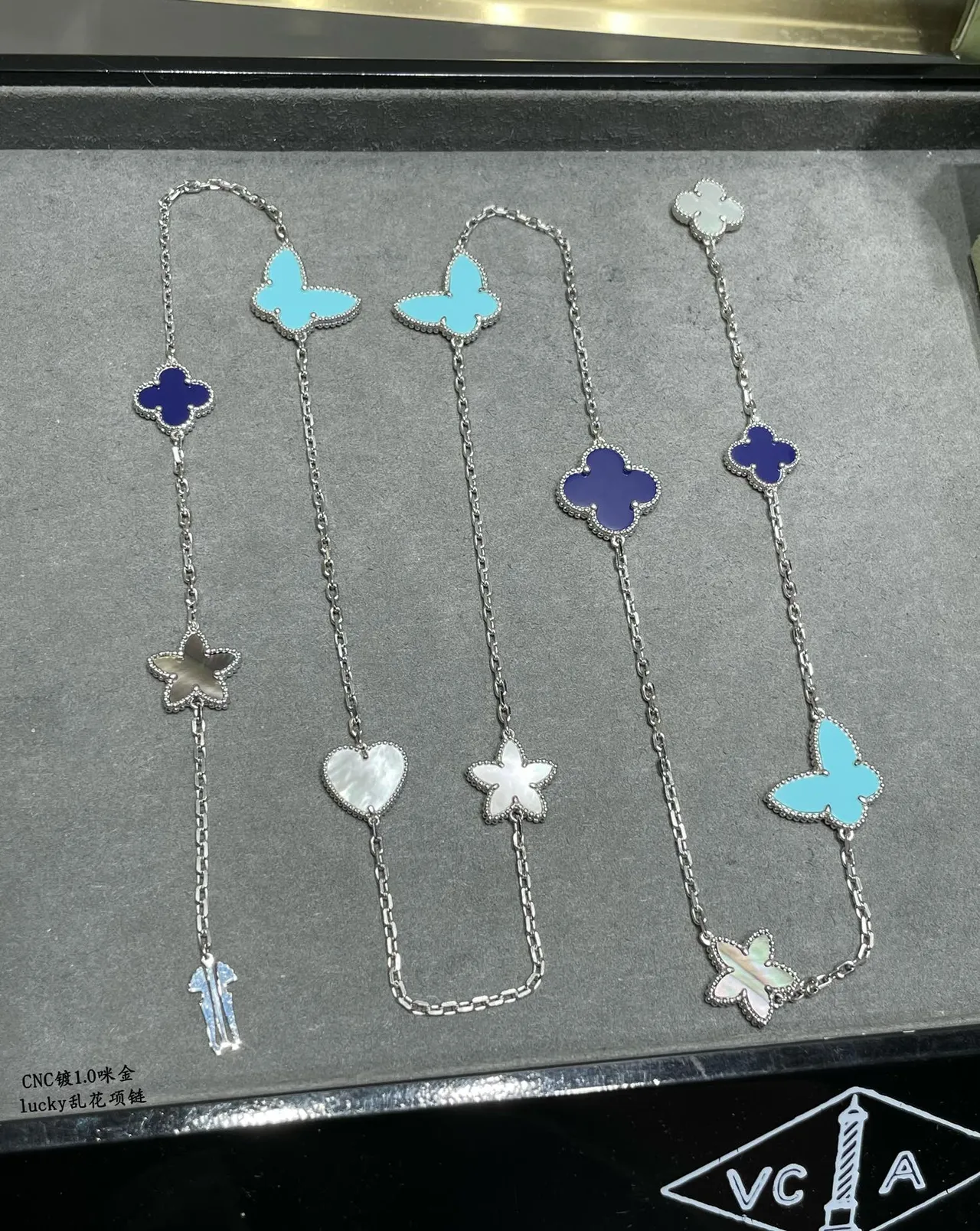 Van Cleef &amp; Arpels Lucky قلادة متعددة المواضيع بالمينا واللؤلؤ الطبيعي 3