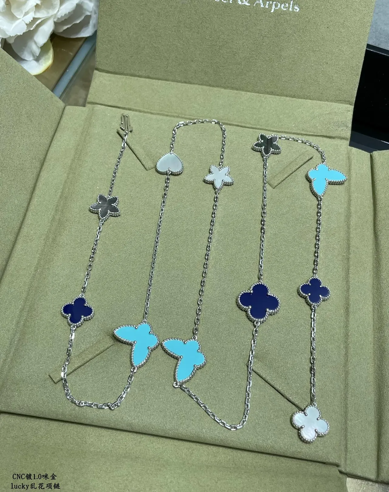 Van Cleef &amp; Arpels Lucky قلادة متعددة المواضيع بالمينا واللؤلؤ الطبيعي 4
