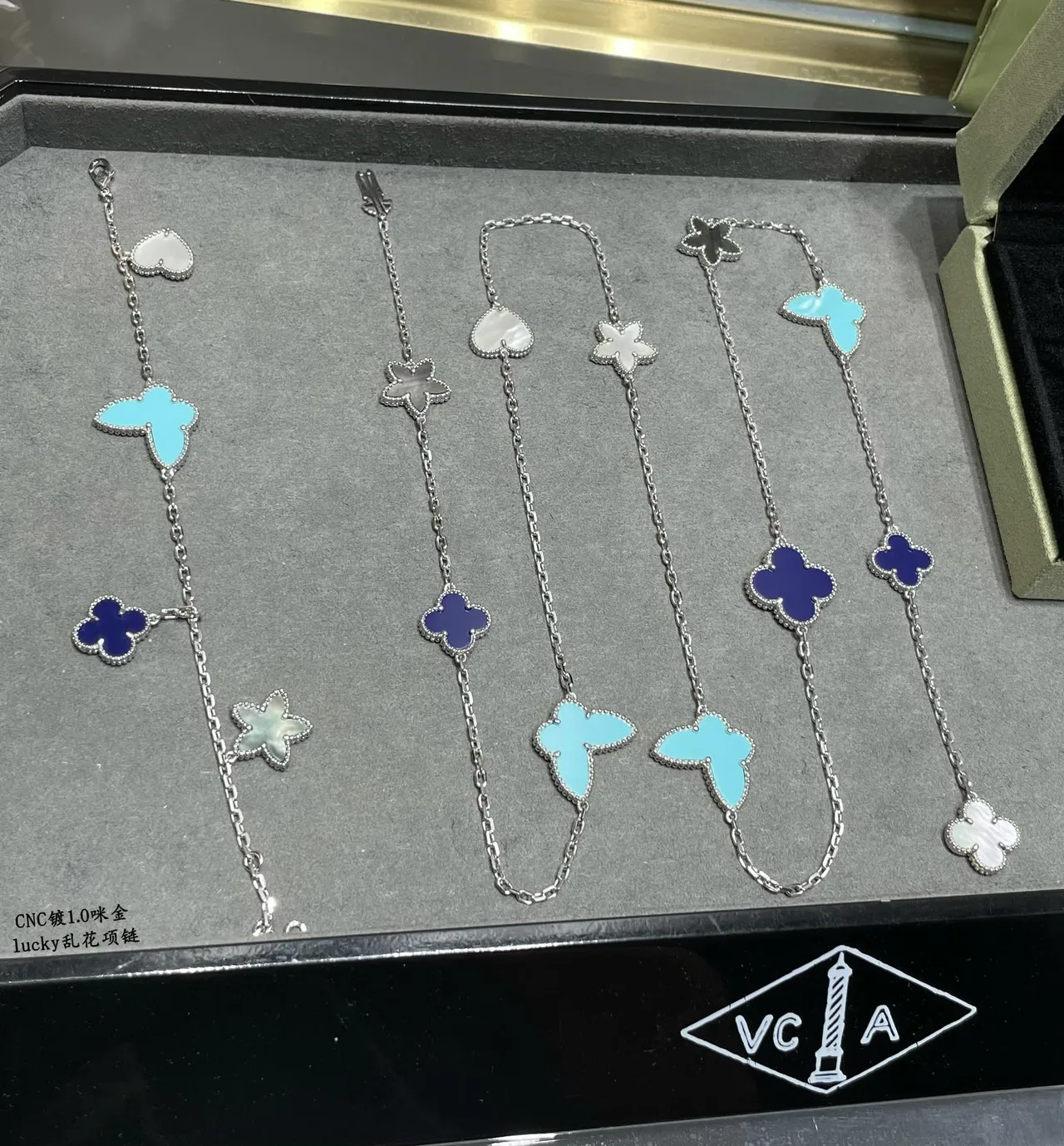 Van Cleef &amp; Arpels Lucky قلادة متعددة المواضيع بالمينا واللؤلؤ الطبيعي 5