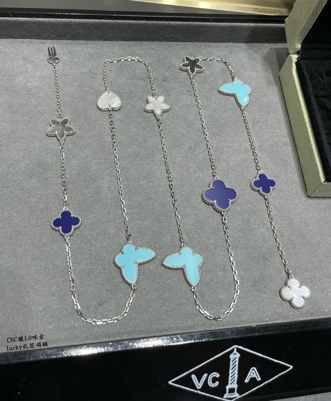 Van Cleef &amp; Arpels Lucky قلادة متعددة المواضيع بالمينا واللؤلؤ الطبيعي 6