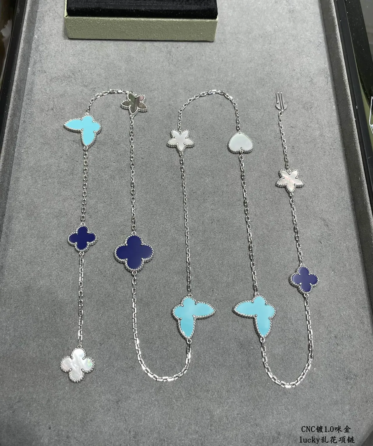 Van Cleef &amp; Arpels Lucky قلادة متعددة المواضيع بالمينا واللؤلؤ الطبيعي 7