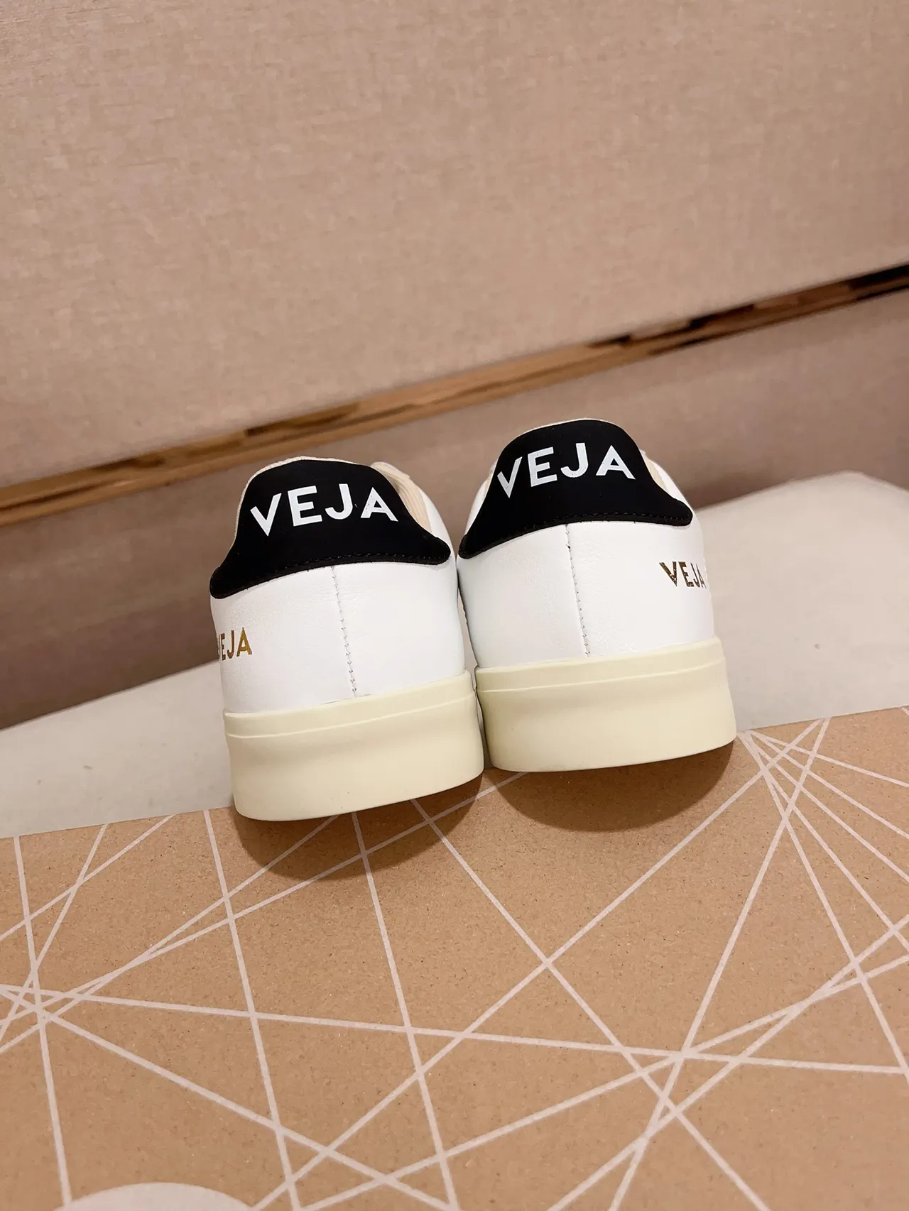 VEJA White Black Low-Top Leather Upper Lifestyle Sneakers 2