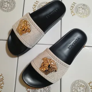 Versace काला भूरा मेड्यूसा हेड एप्लिके ग्रीका कुंजी बॉर्डर चप्पल