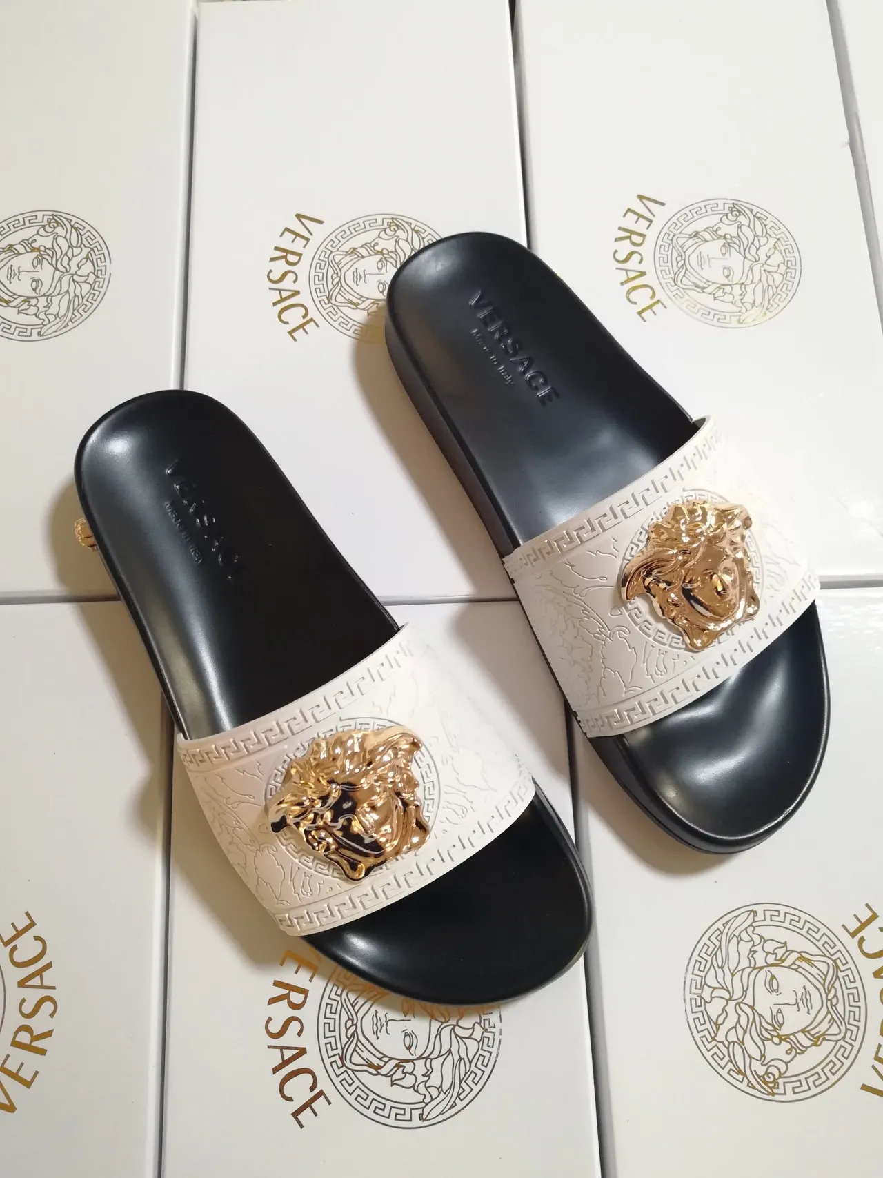 Versace Noir Beige Tête Médusa Appliqué Bordure Greca Clé Chaussons 2