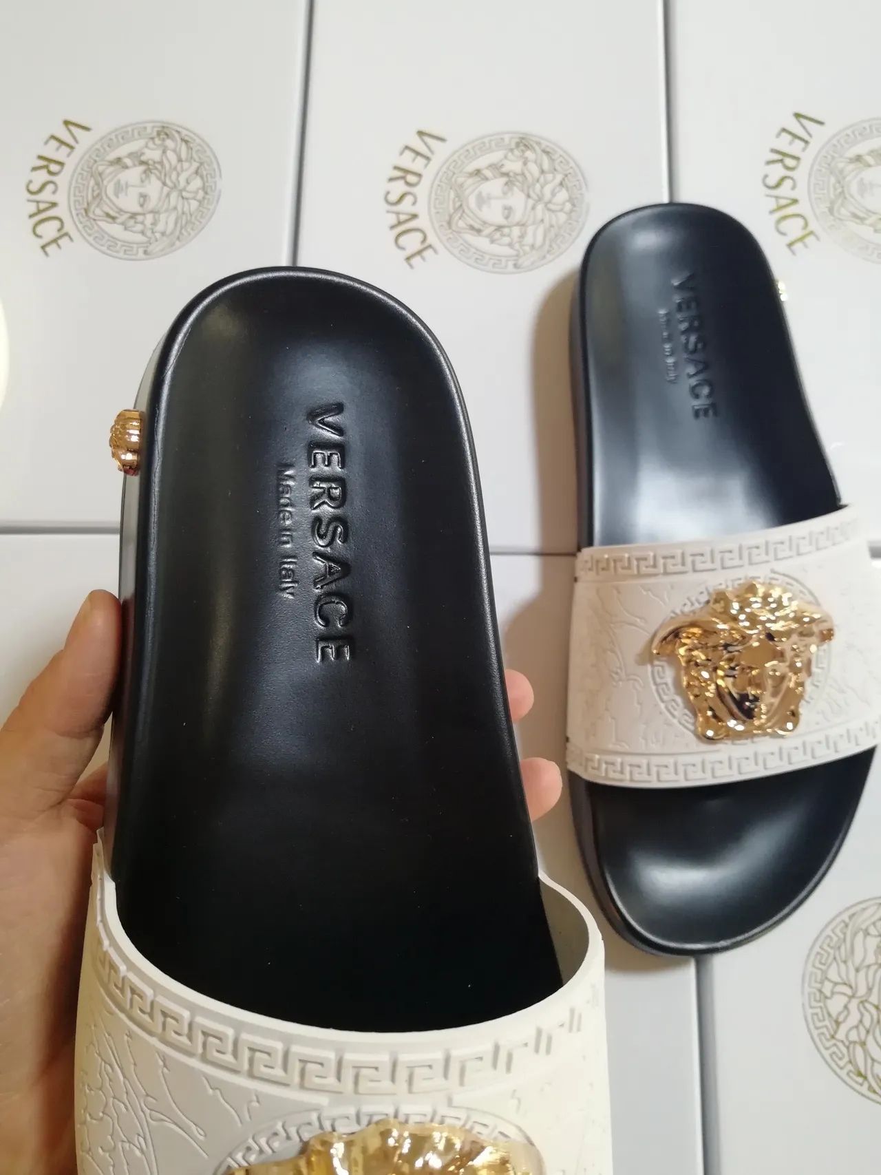 Versace Noir Beige Tête Médusa Appliqué Bordure Greca Clé Chaussons 3