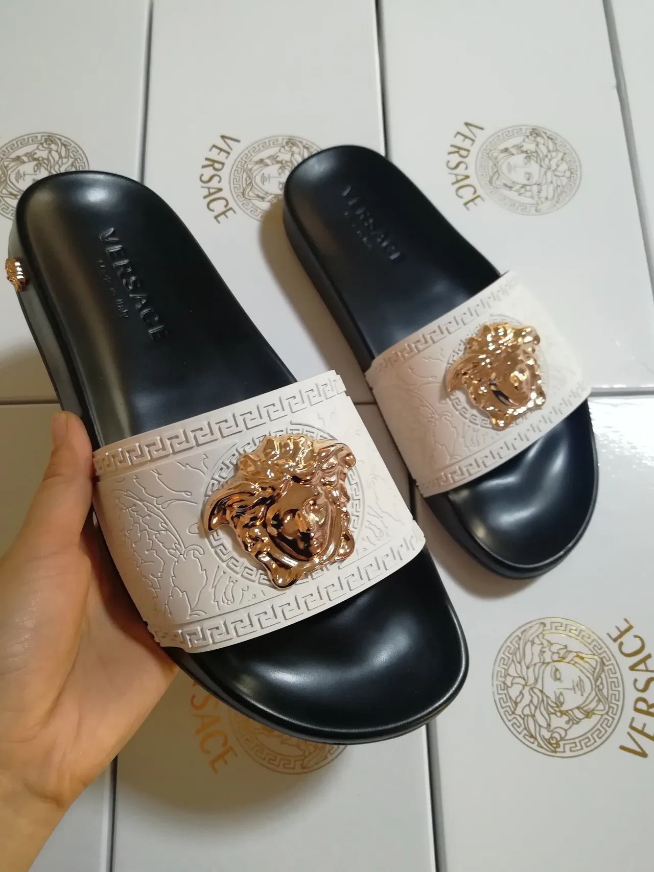 Versace Noir Beige Tête Médusa Appliqué Bordure Greca Clé Chaussons 5