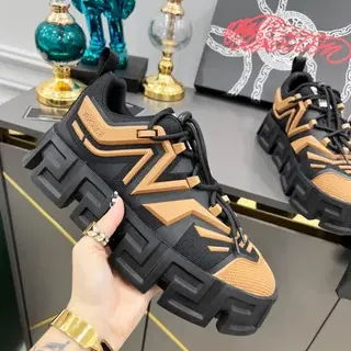 Versace काली बेज Sole Greca की पैटर्न मोटी स्नीकर